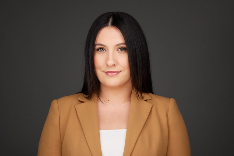 Read more about the article The Top 10 Mistakes People Make With Their Headshots (and How to Avoid Them)